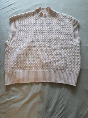 Women’s Cream Knit Sleeveless Sweater Vest